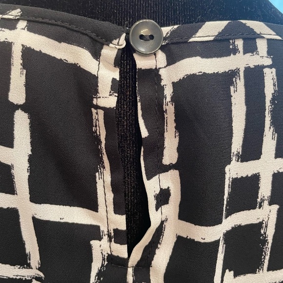 Counterparts woman’s black and white, flutter sleeve, abstract design,size large - Picture 7 of 10